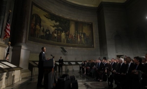 Obama symbolicky promluvil v budově, kde je uložen originál ústavy.
